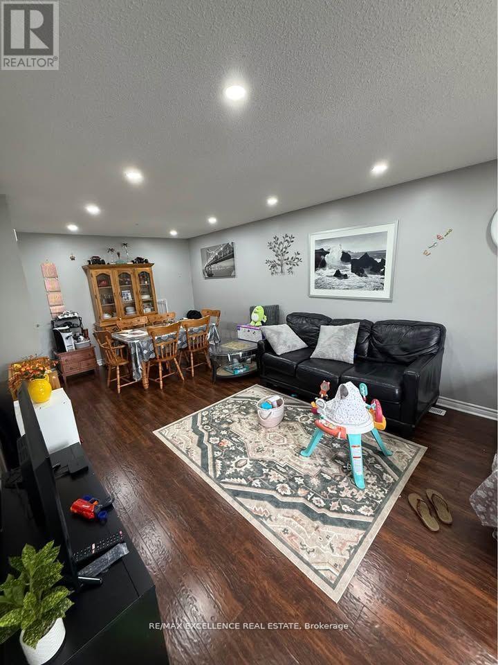 113 Weybridge Trail, Brampton, Ontario  L6V 3W1 - Photo 2 - W12998140