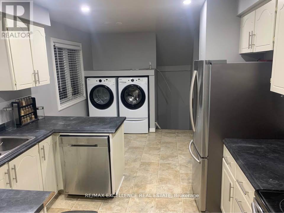 113 Weybridge Trail, Brampton, Ontario  L6V 3W1 - Photo 3 - W12998140