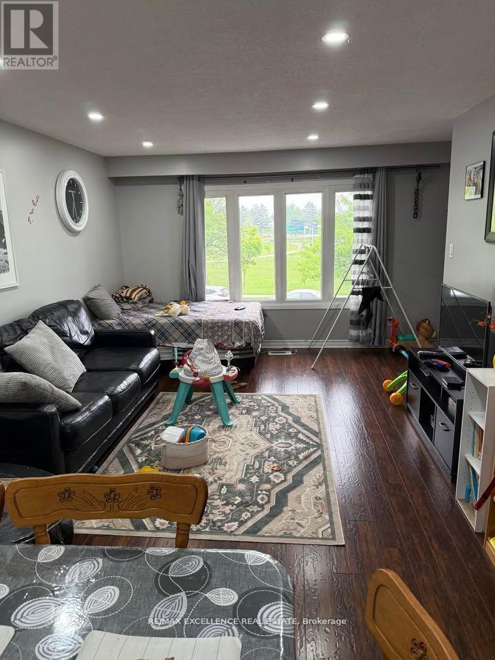 113 Weybridge Trail, Brampton, Ontario  L6V 3W1 - Photo 4 - W12998140