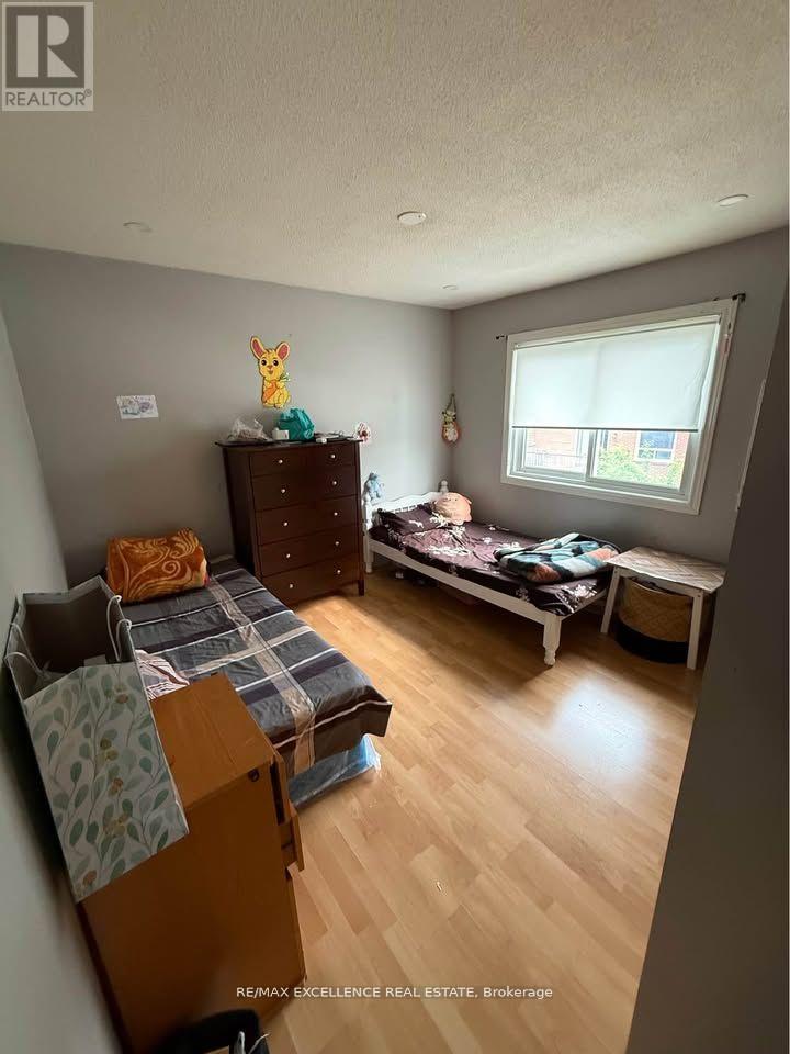 113 Weybridge Trail, Brampton, Ontario  L6V 3W1 - Photo 7 - W12998140