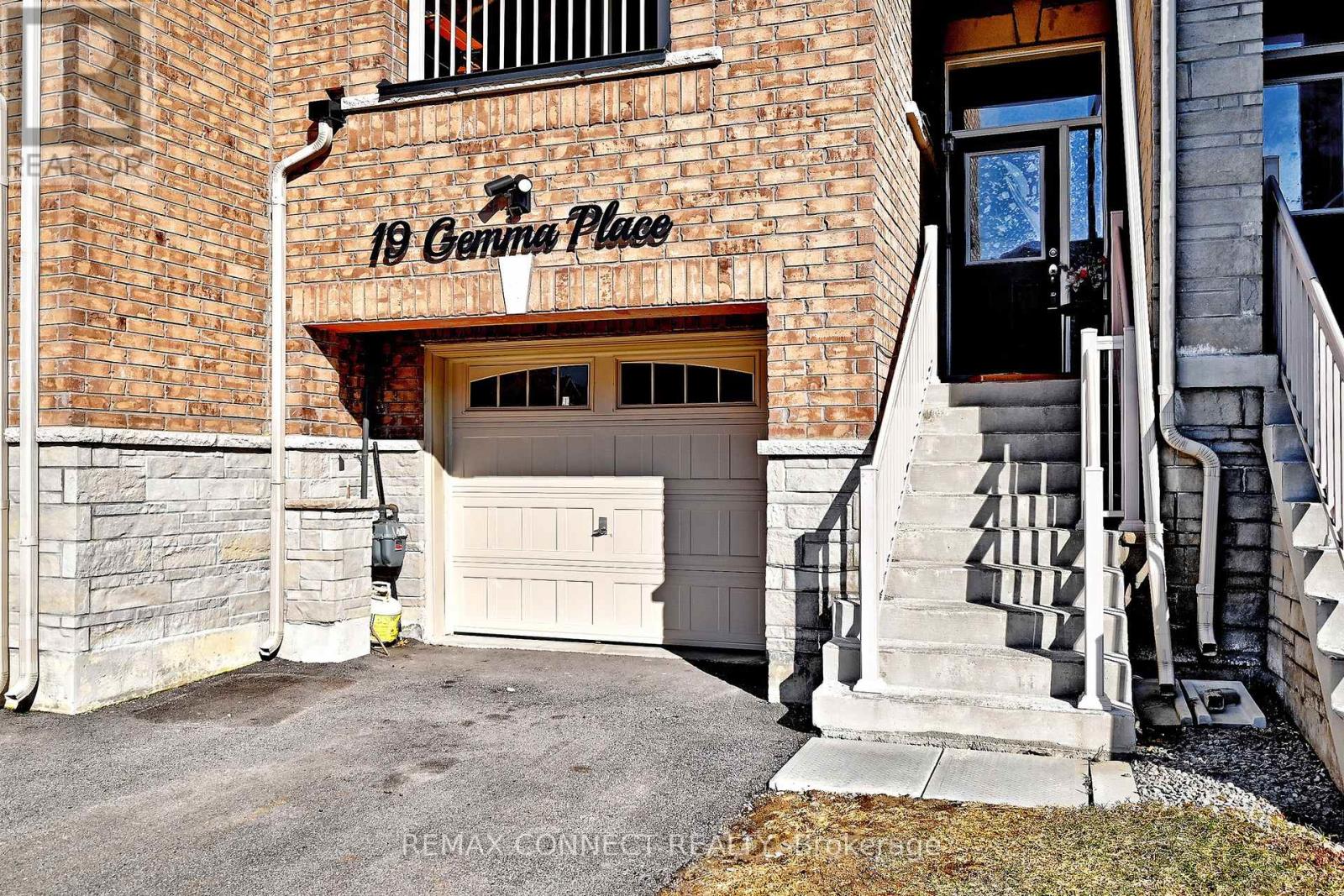 19 Gemma Place, Brampton, Ontario  L6Z 1X9 - Photo 2 - W12998152