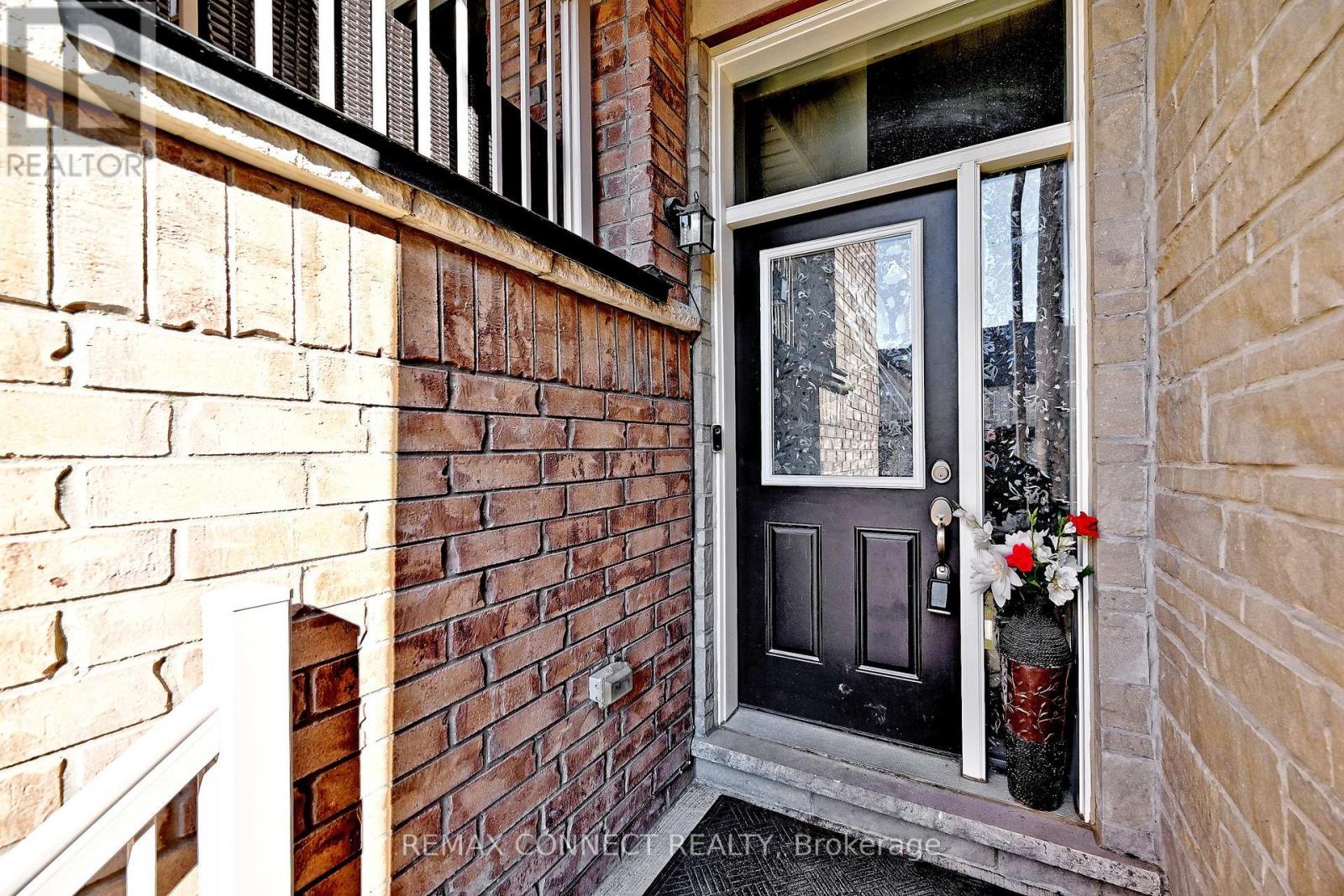 19 Gemma Place, Brampton, Ontario  L6Z 1X9 - Photo 4 - W12998152