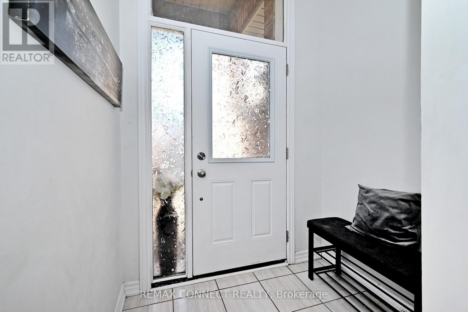 19 Gemma Place, Brampton, Ontario  L6Z 1X9 - Photo 5 - W12998152