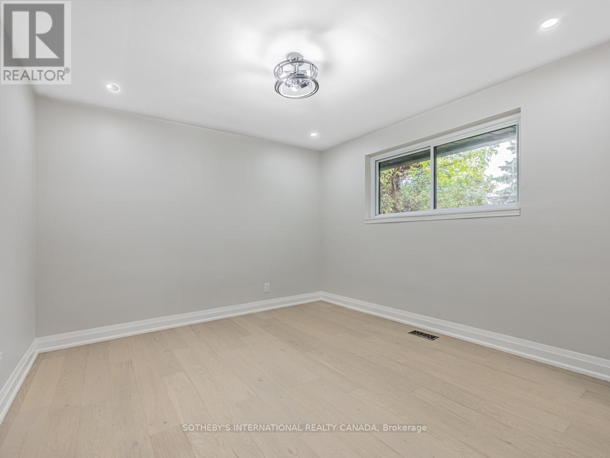 Upper - 222 Hammersmith Court, Burlington, Ontario  L7L 4N7 - Photo 12 - W12988518