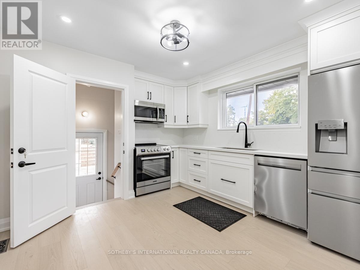 Upper - 222 Hammersmith Court, Burlington, Ontario  L7L 4N7 - Photo 4 - W12988518