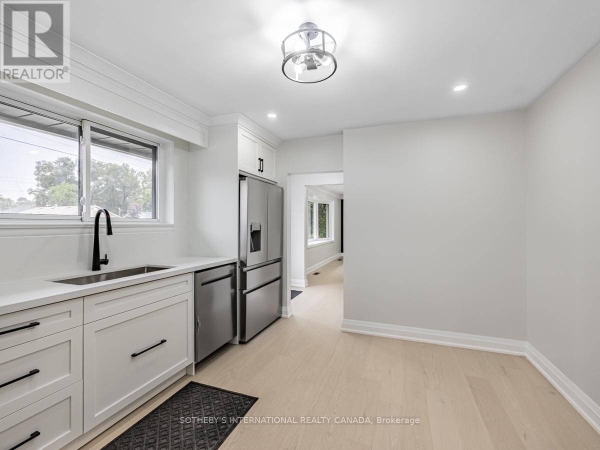 Upper - 222 Hammersmith Court, Burlington, Ontario  L7L 4N7 - Photo 5 - W12988518