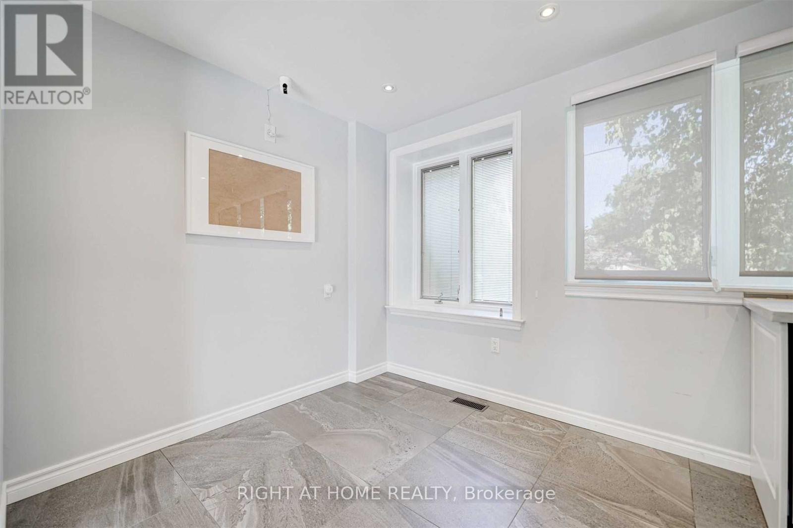 Main Fl - 378 Taylor Mills Drive S, Richmond Hill, Ontario L4C 2T1 - Photo 4 - N12896010