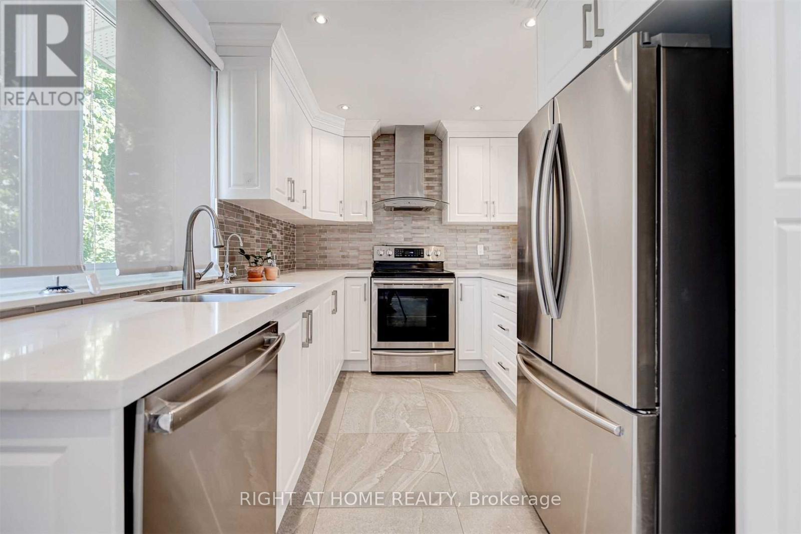 Main Fl - 378 Taylor Mills Drive S, Richmond Hill, Ontario L4C 2T1 - Photo 6 - N12896010