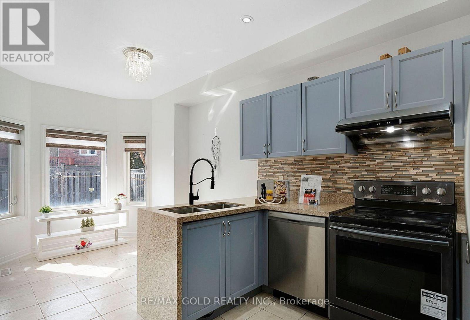 16 Kilrea Way, Brampton, Ontario  L6X 0P9 - Photo 6 - W12982316