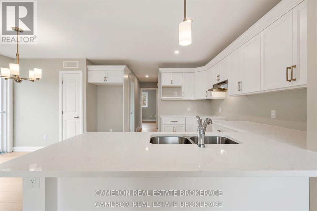 3142 Mauricy Street, Cornwall, Ontario K6K 0A1 - Photo 6 - X12998282