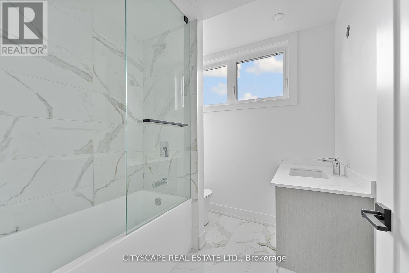 Upper #4 - 589 Oakwood Avenue, Toronto, Ontario  M6E 2X8 - Photo 29 - C12998254