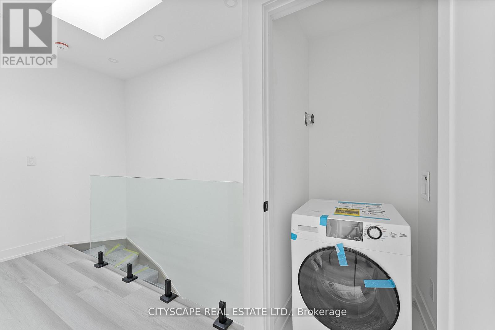 Upper #4 - 589 Oakwood Avenue, Toronto, Ontario  M6E 2X8 - Photo 32 - C12998254