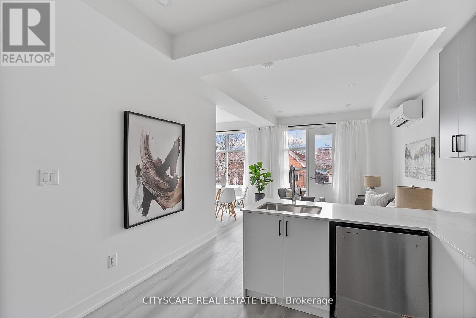 Upper #4 - 589 Oakwood Avenue, Toronto, Ontario  M6E 2X8 - Photo 8 - C12998254