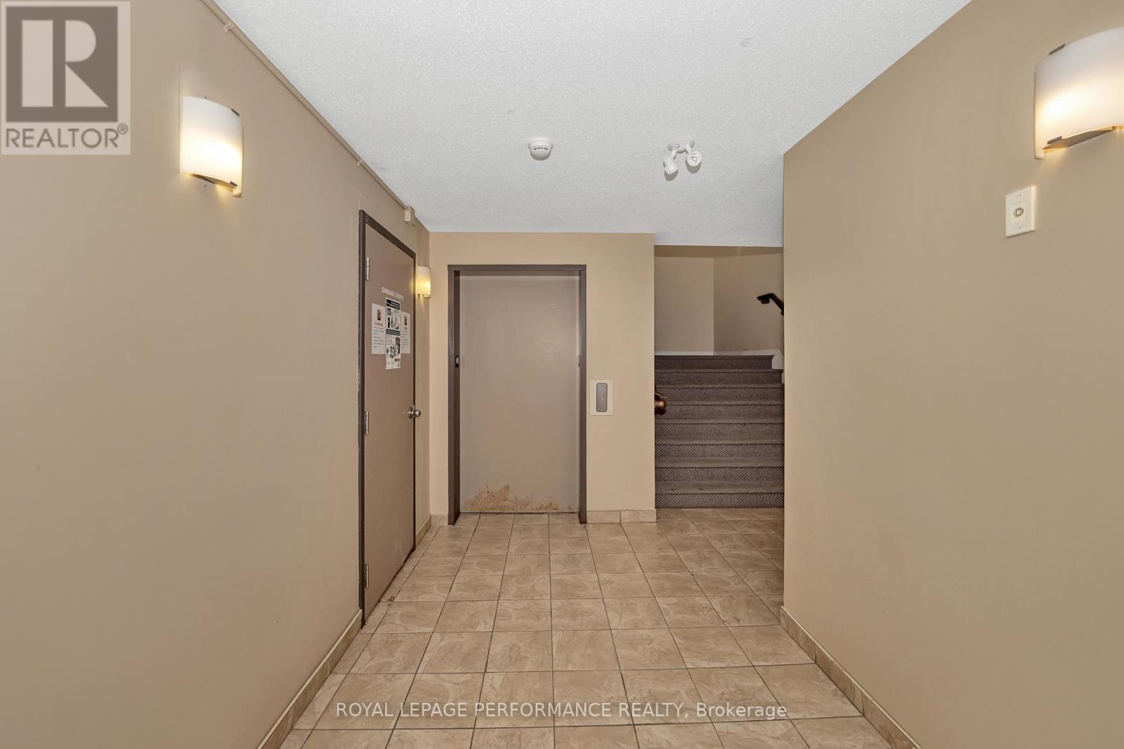203 - 1921 St Joseph Boulevard, Ottawa, Ontario  K1C 0A3 - Photo 4 - X12998248