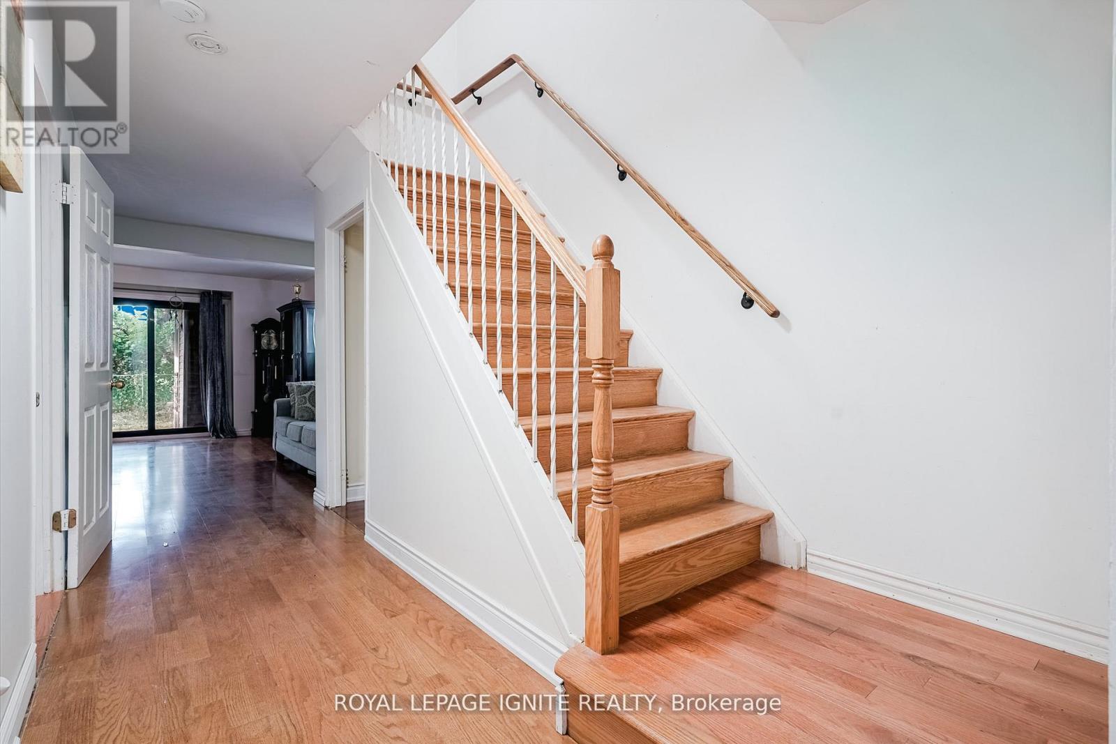 122 Valdor Drive, Toronto, Ontario  M1V 1R5 - Photo 3 - E12998244