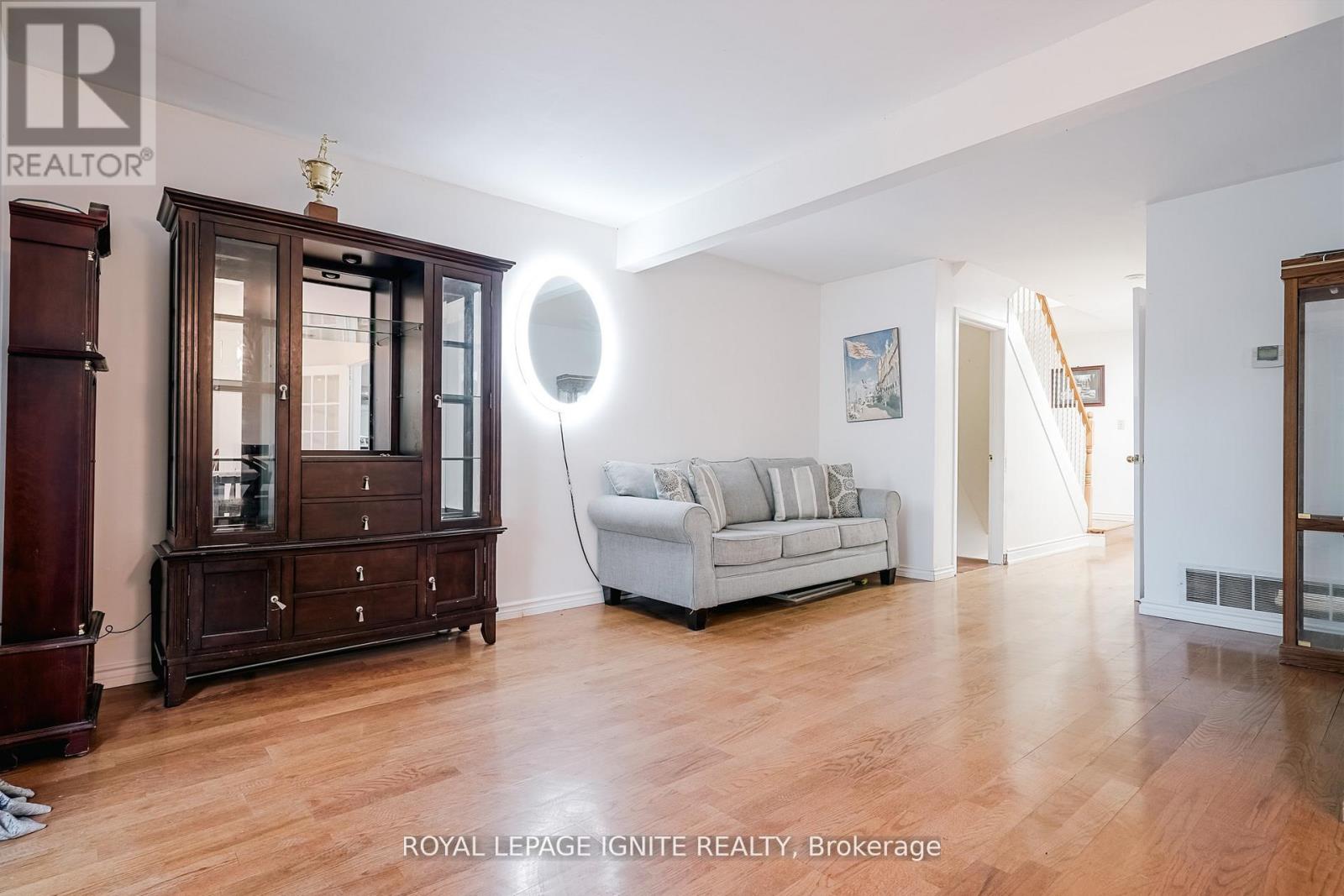 122 Valdor Drive, Toronto, Ontario  M1V 1R5 - Photo 5 - E12998244