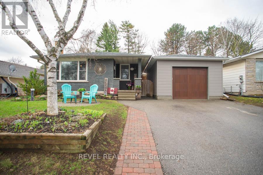 102 Century Hill Drive, Kitchener, Ontario  N2E 2H8 - Photo 2 - X12996656