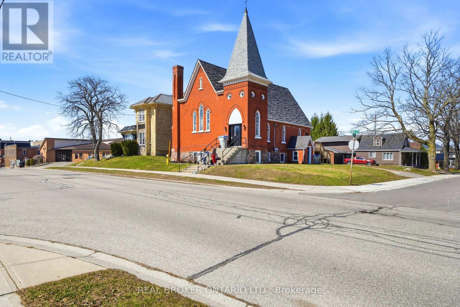20 MILL STREET E, Perth East, Ontario