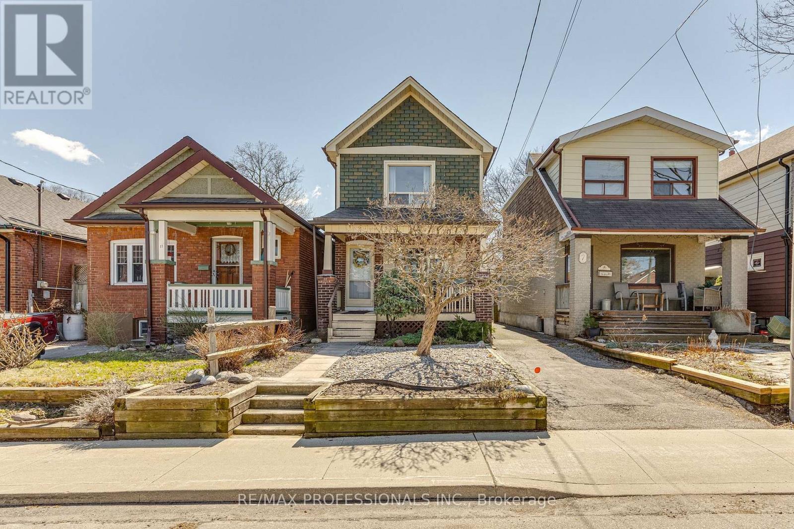 9 Orley Avenue, Toronto, Ontario  M4C 2B8 - Photo 2 - E12996360