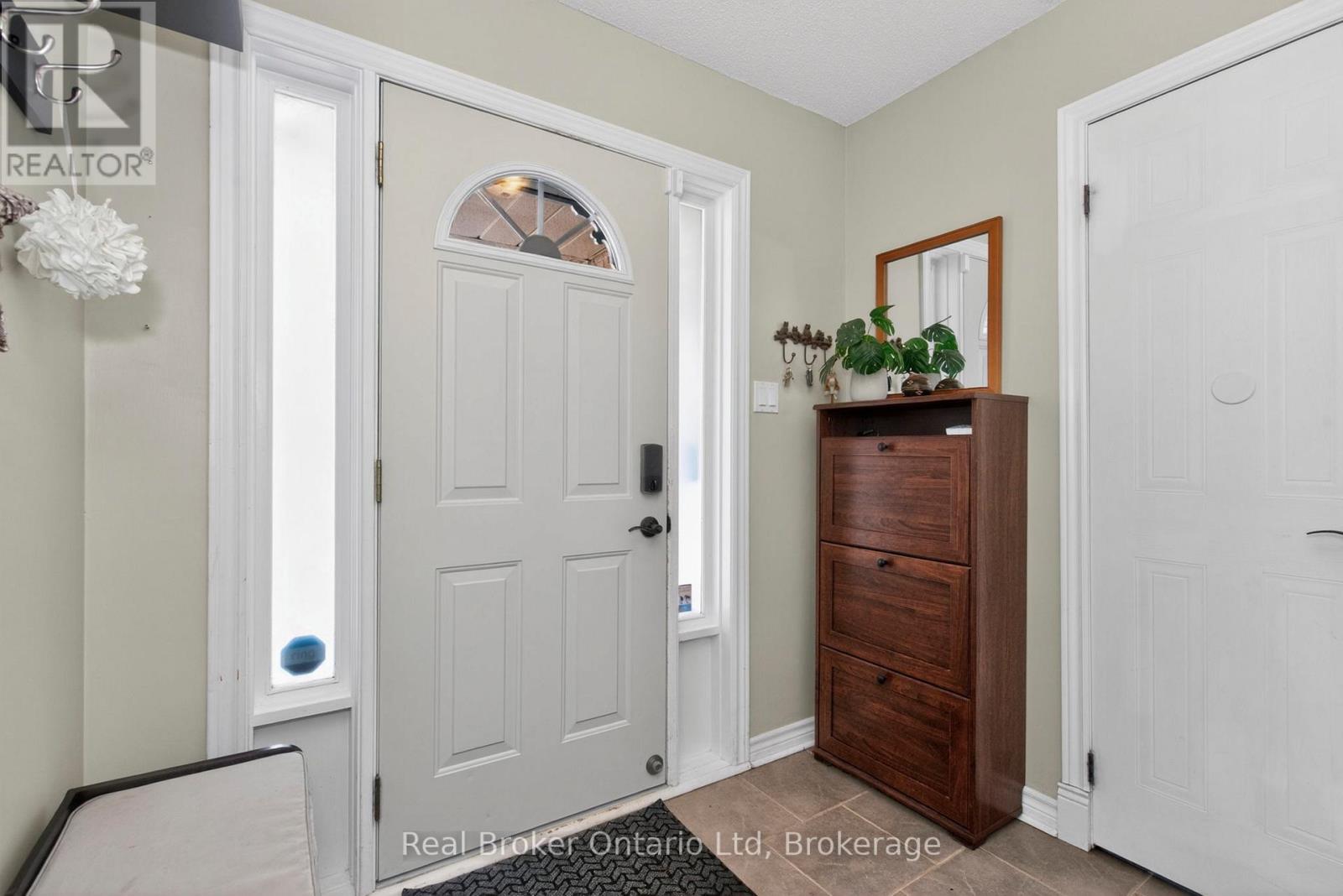 1060 Dina Crescent, Midland, Ontario  L4R 5C6 - Photo 2 - S12998538