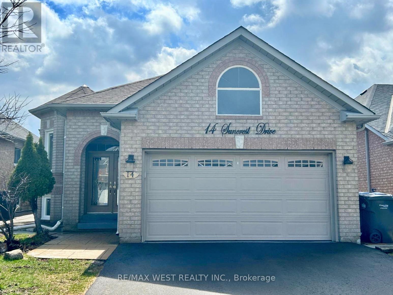 14 Suncrest Drive, Brampton, Ontario  L6X 4L6 - Photo 2 - W12979716