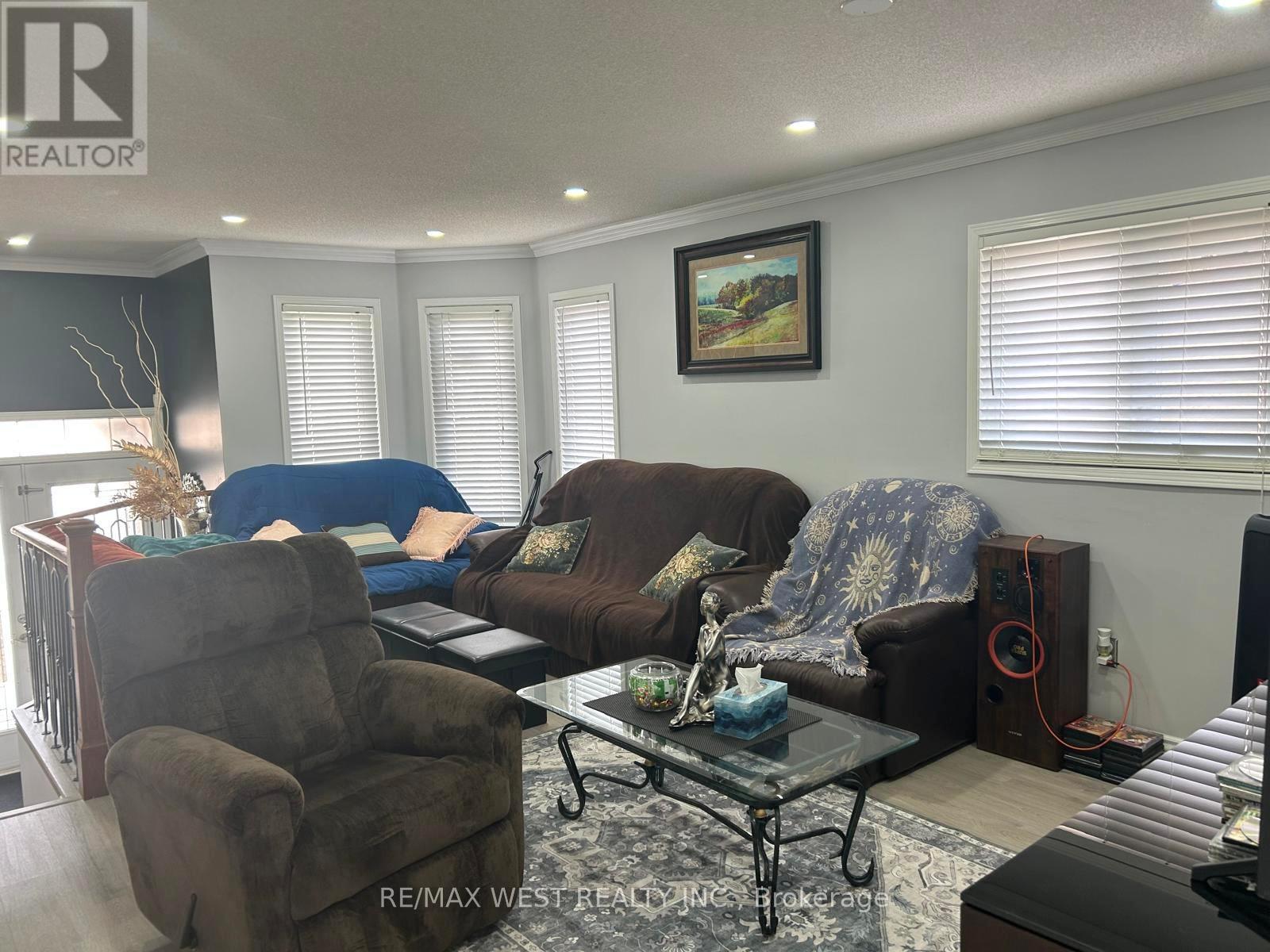 14 Suncrest Drive, Brampton, Ontario  L6X 4L6 - Photo 5 - W12979716