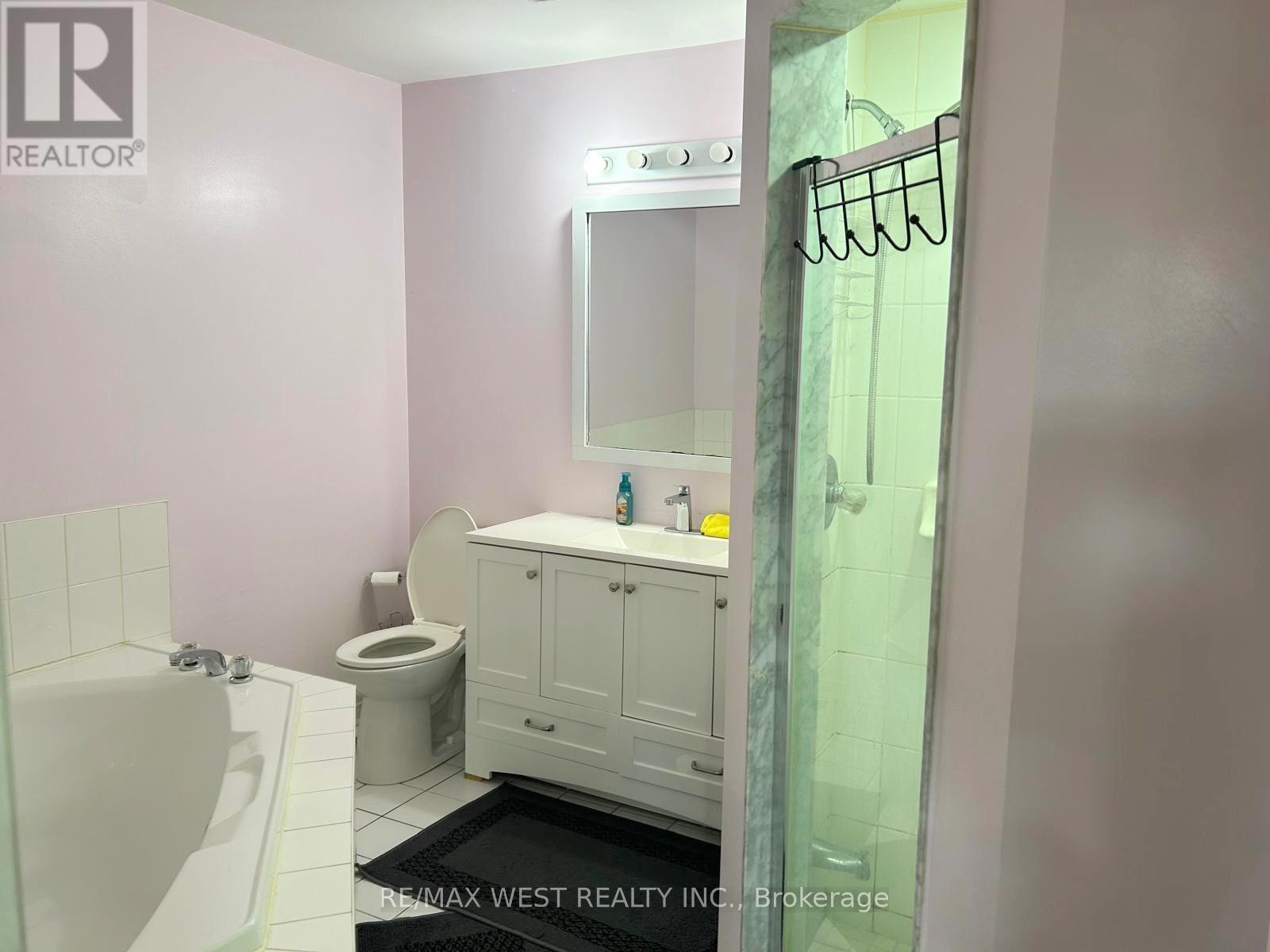 14 Suncrest Drive, Brampton, Ontario  L6X 4L6 - Photo 8 - W12979716