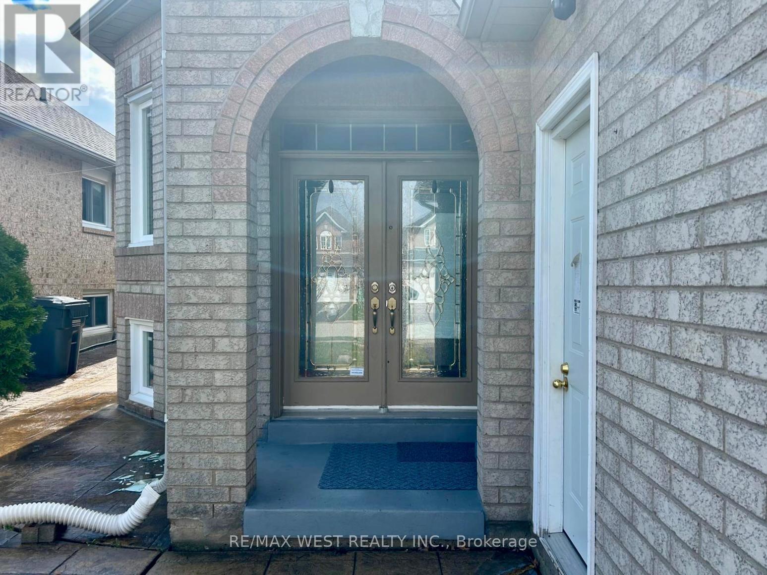 14 Suncrest Drive, Brampton, Ontario  L6X 4L6 - Photo 3 - W12979716