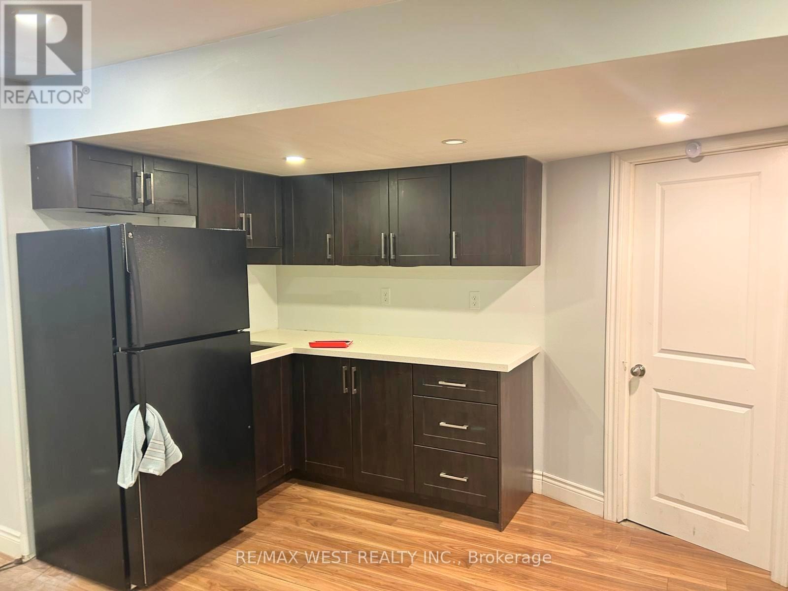 14 Suncrest Drive, Brampton, Ontario  L6X 4L6 - Photo 11 - W12979716