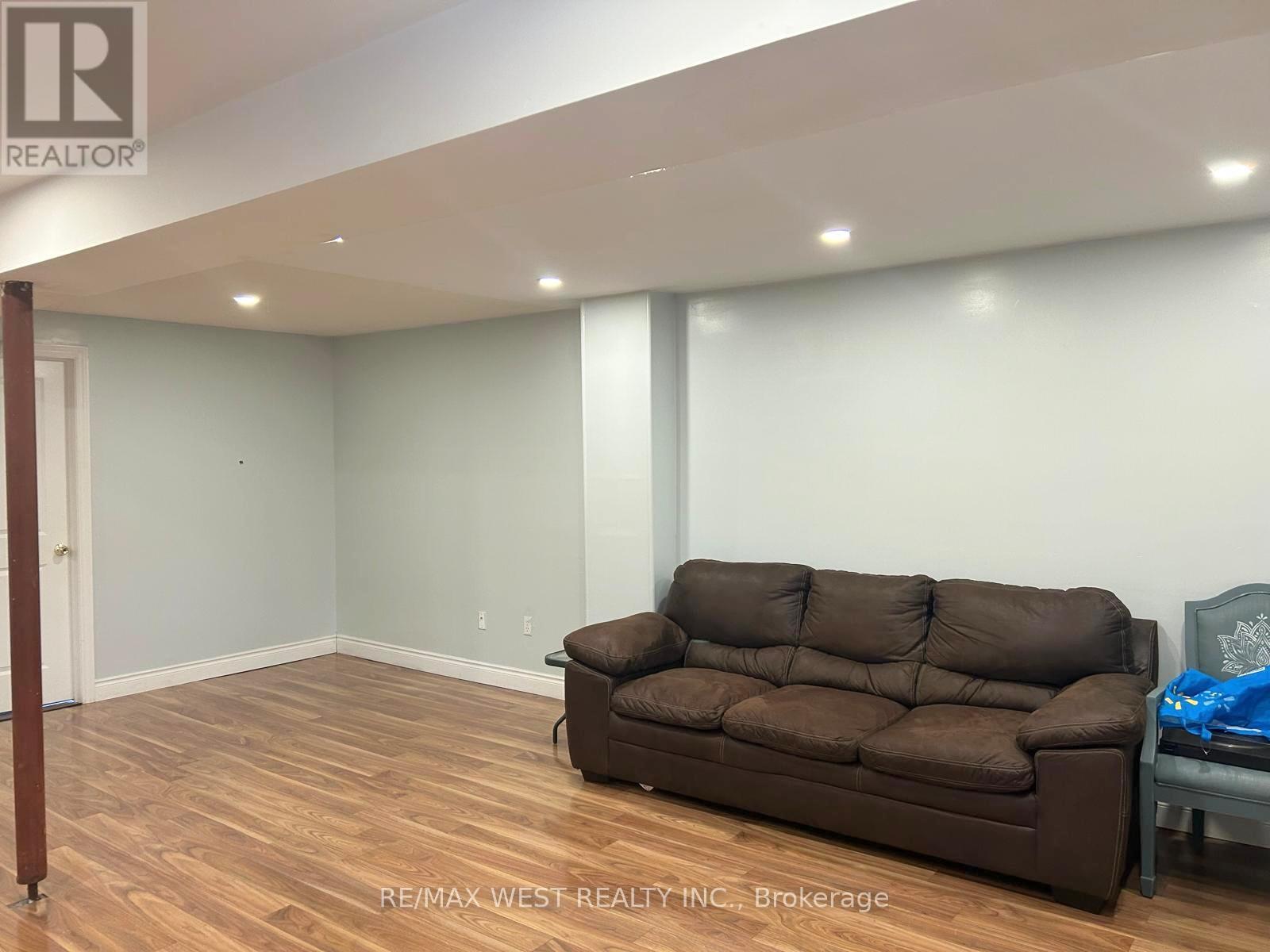 14 Suncrest Drive, Brampton, Ontario  L6X 4L6 - Photo 12 - W12979716