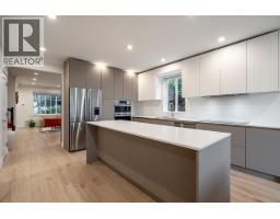 359 E 13TH STREET, North Vancouver, British Columbia