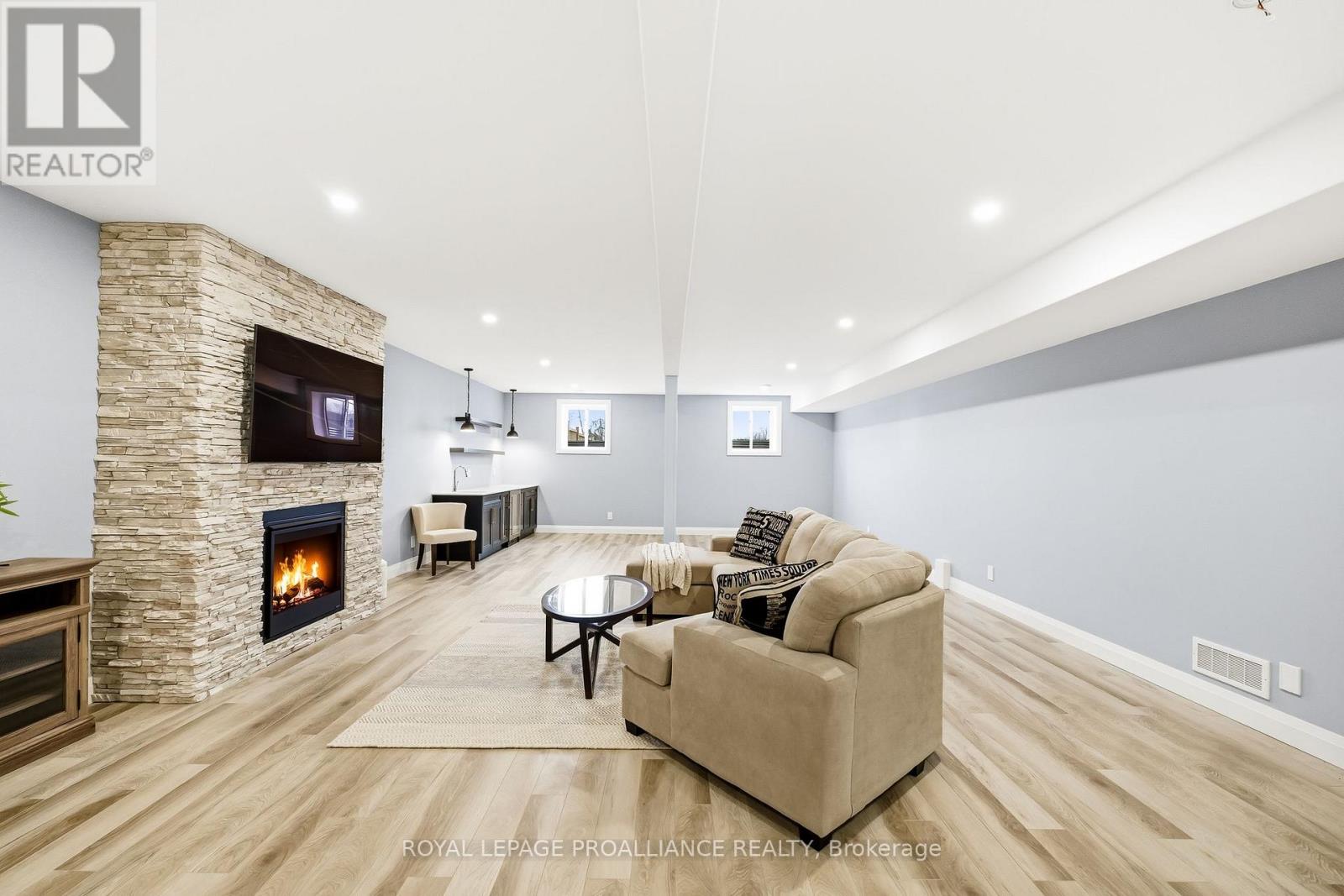 15 Ambrosia Terrace, Quinte West, Ontario  K8V 0G7 - Photo 32 - X12998518