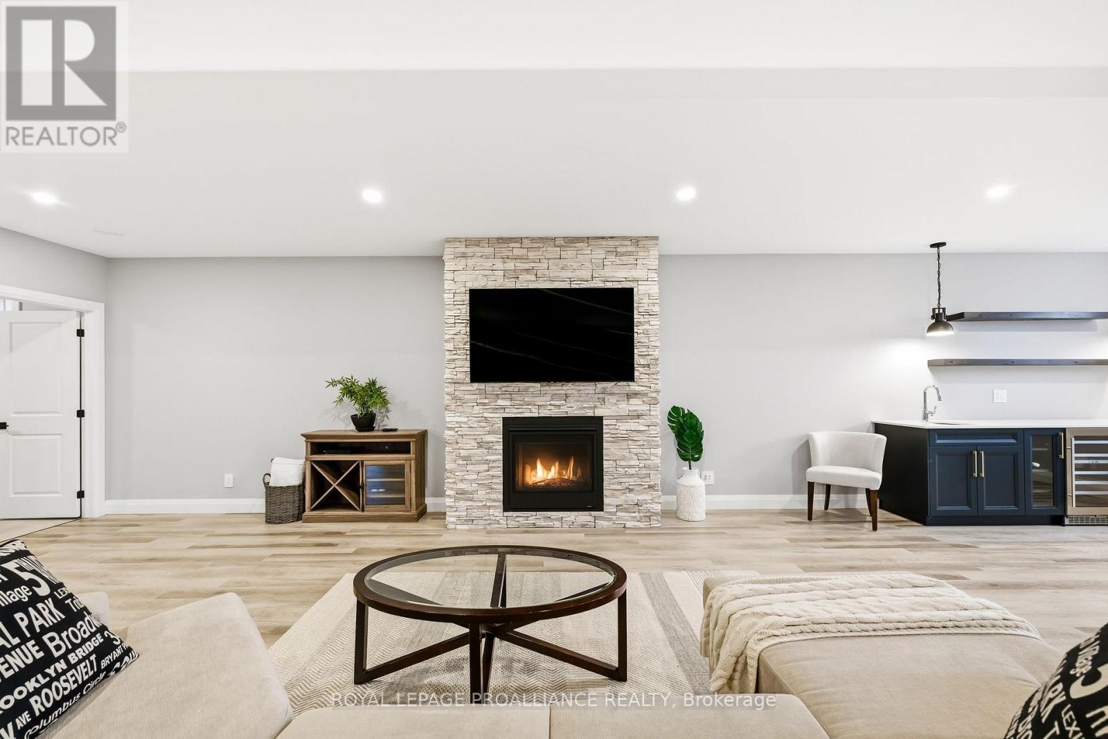 15 Ambrosia Terrace, Quinte West, Ontario  K8V 0G7 - Photo 34 - X12998518