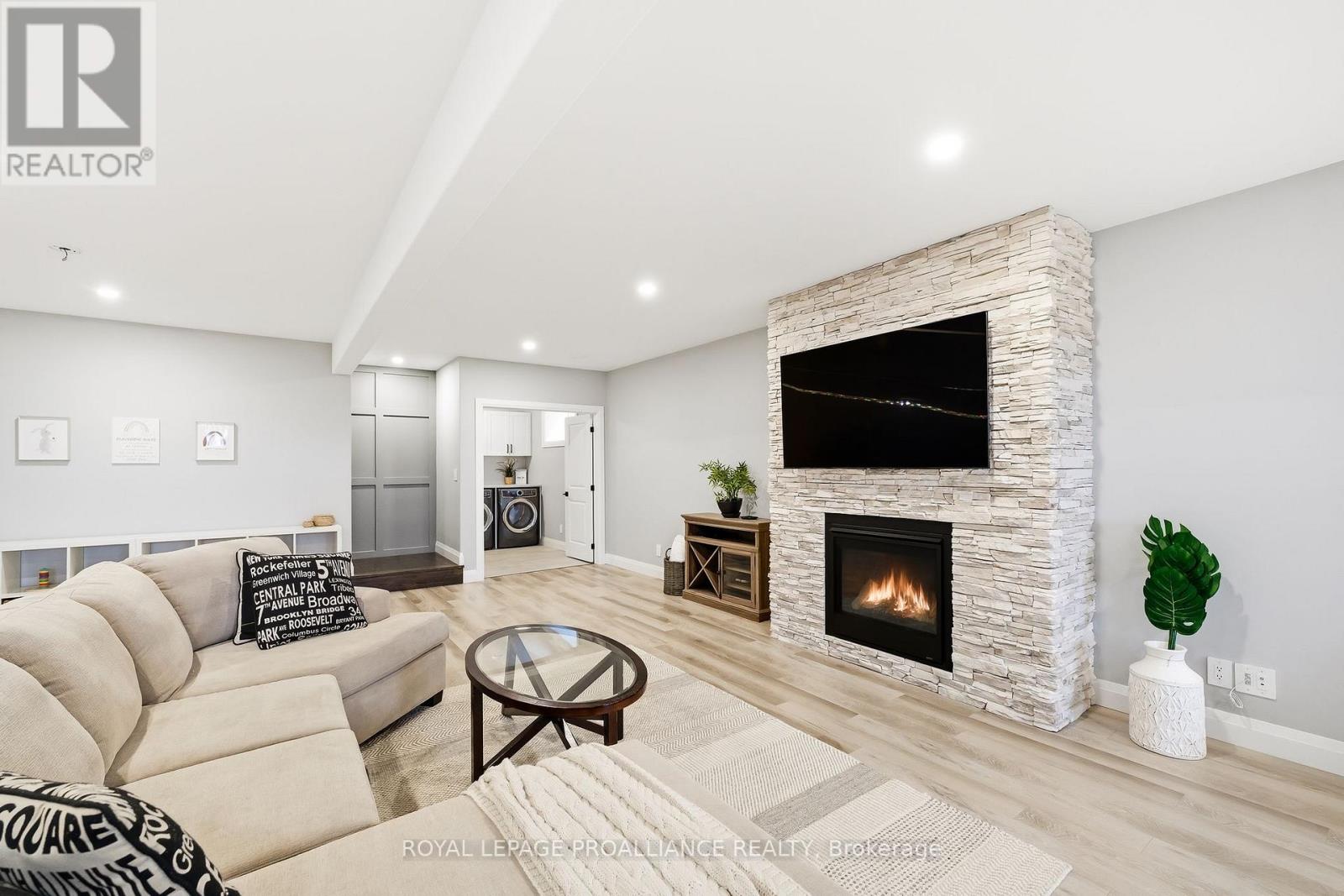 15 Ambrosia Terrace, Quinte West, Ontario  K8V 0G7 - Photo 35 - X12998518