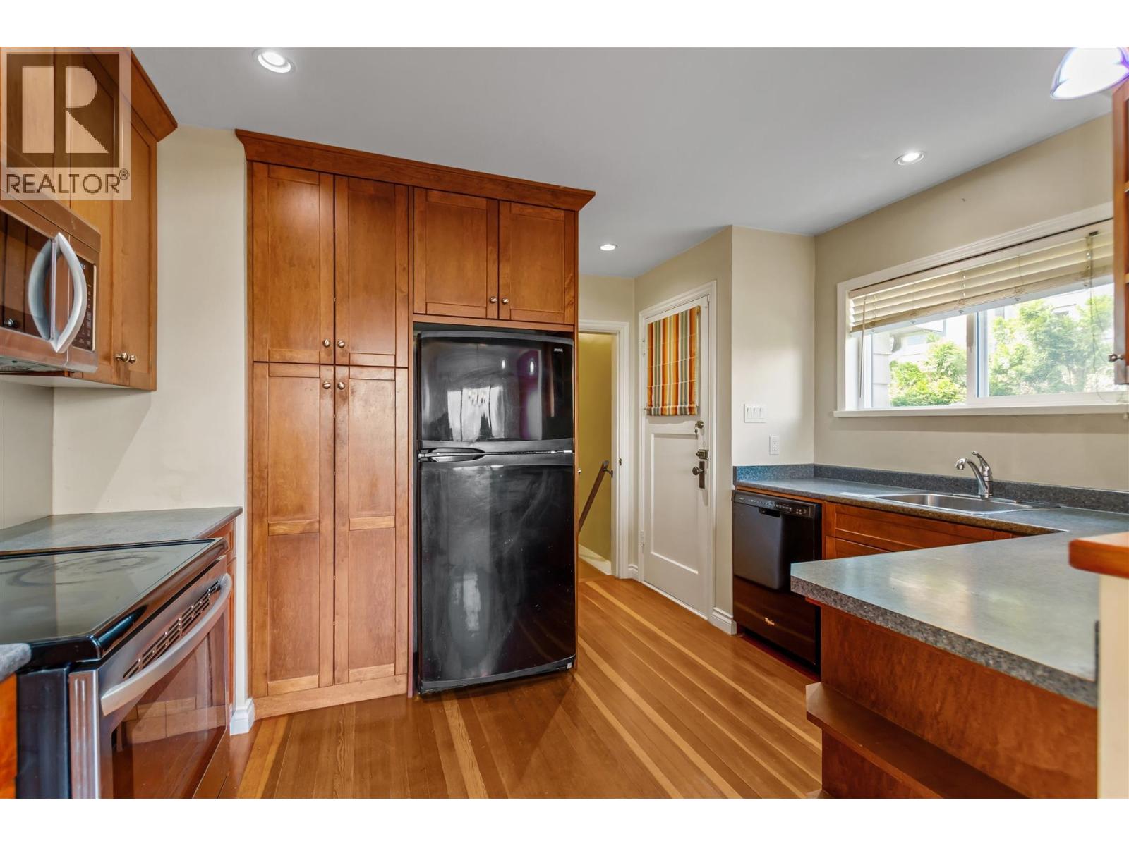 832 Surrey Street, New Westminster, British Columbia  V3L 4W2 - Photo 10 - R3111326