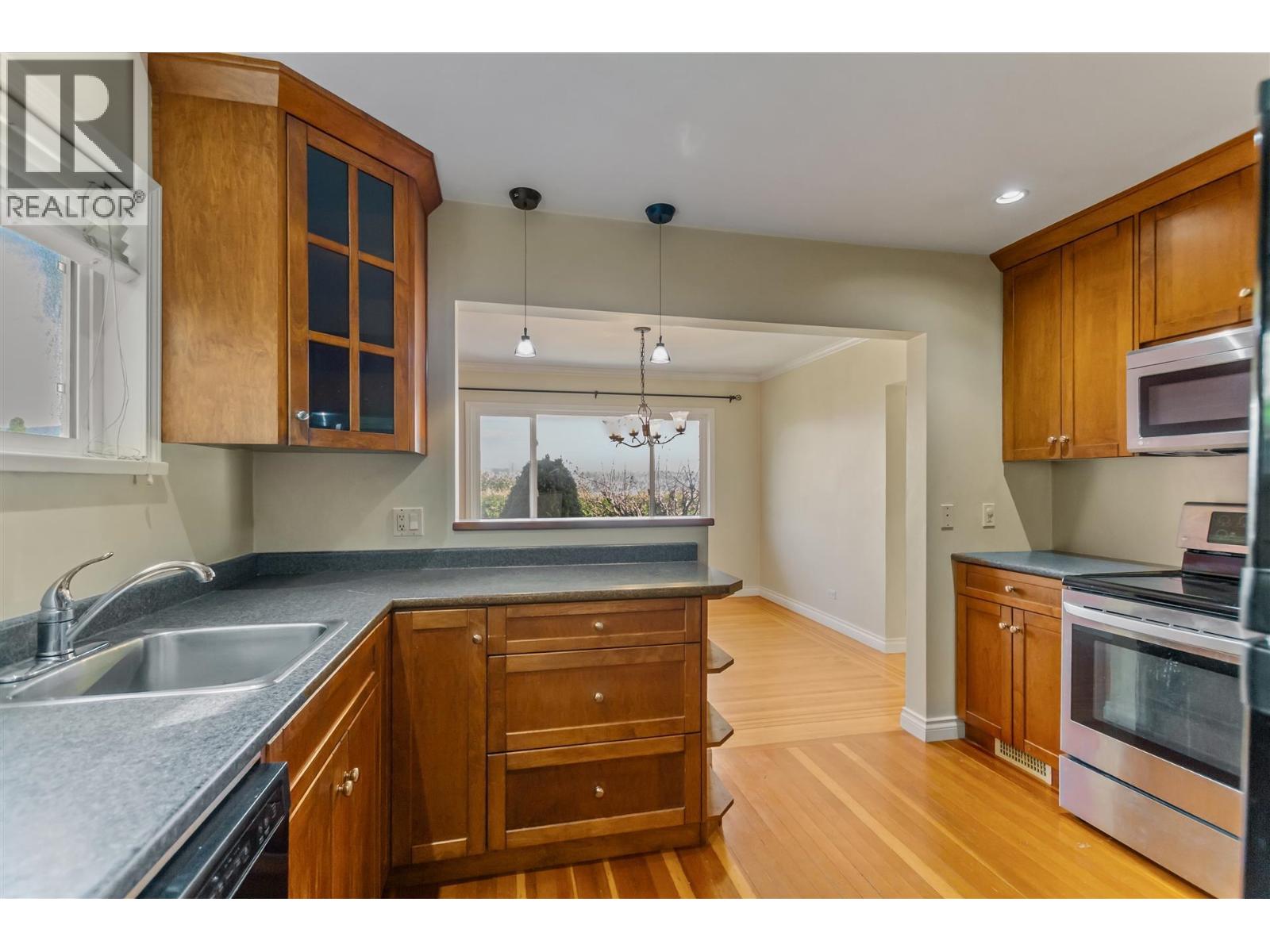 832 Surrey Street, New Westminster, British Columbia  V3L 4W2 - Photo 11 - R3111326