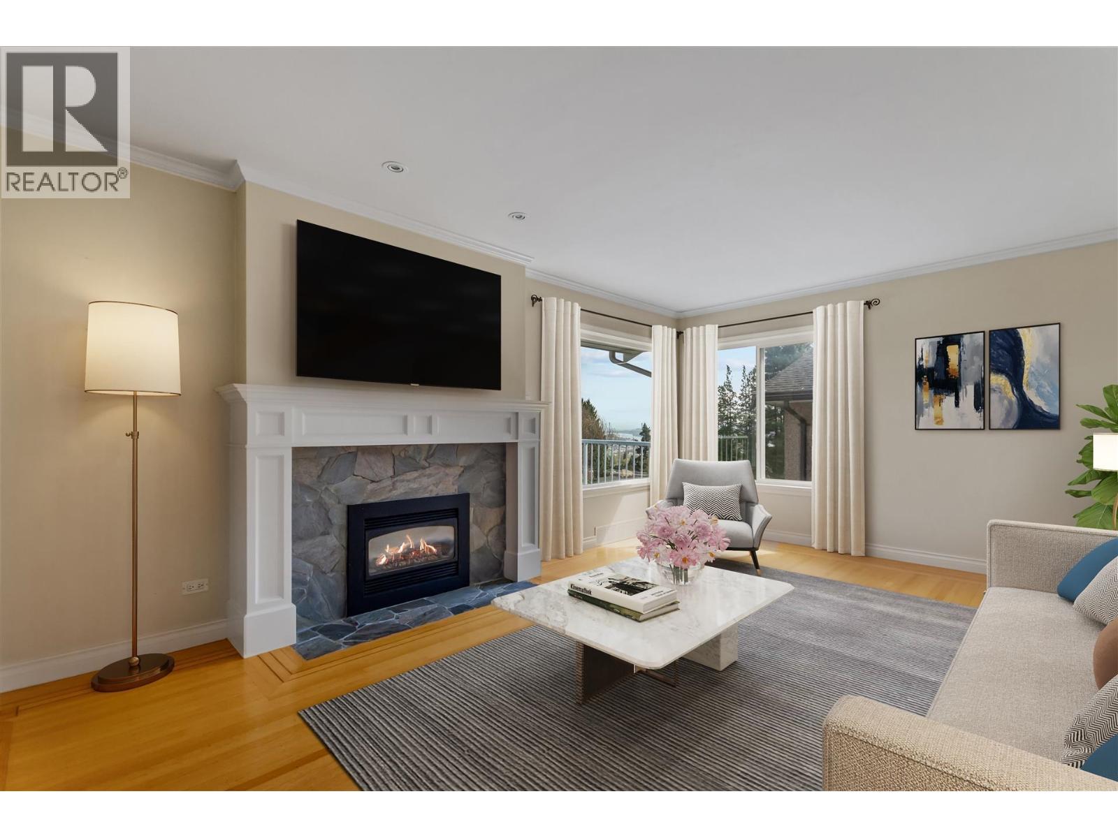 832 Surrey Street, New Westminster, British Columbia  V3L 4W2 - Photo 3 - R3111326