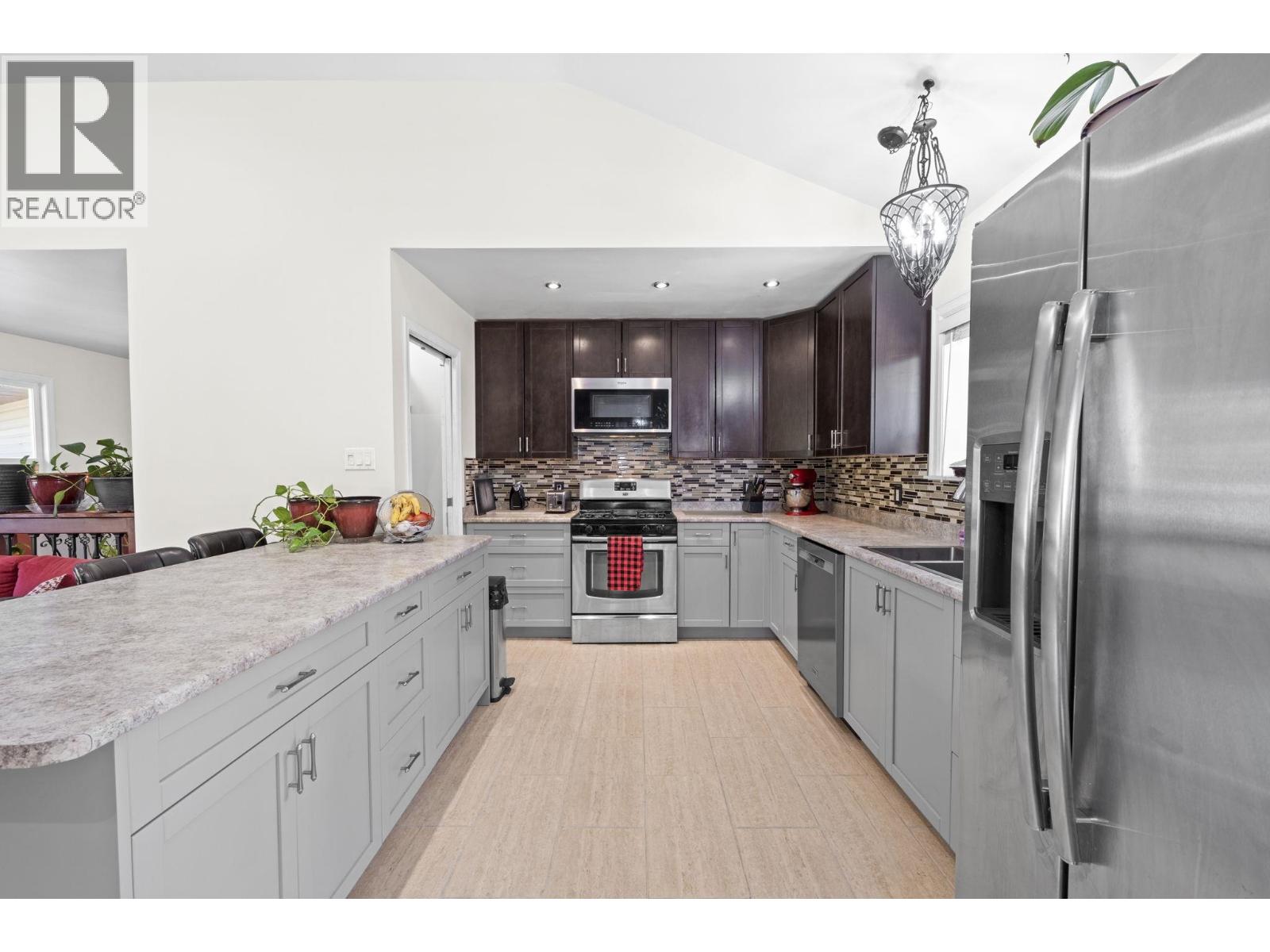 21796 Howison Avenue, Maple Ridge, British Columbia  V2X 2W6 - Photo 3 - R3111443