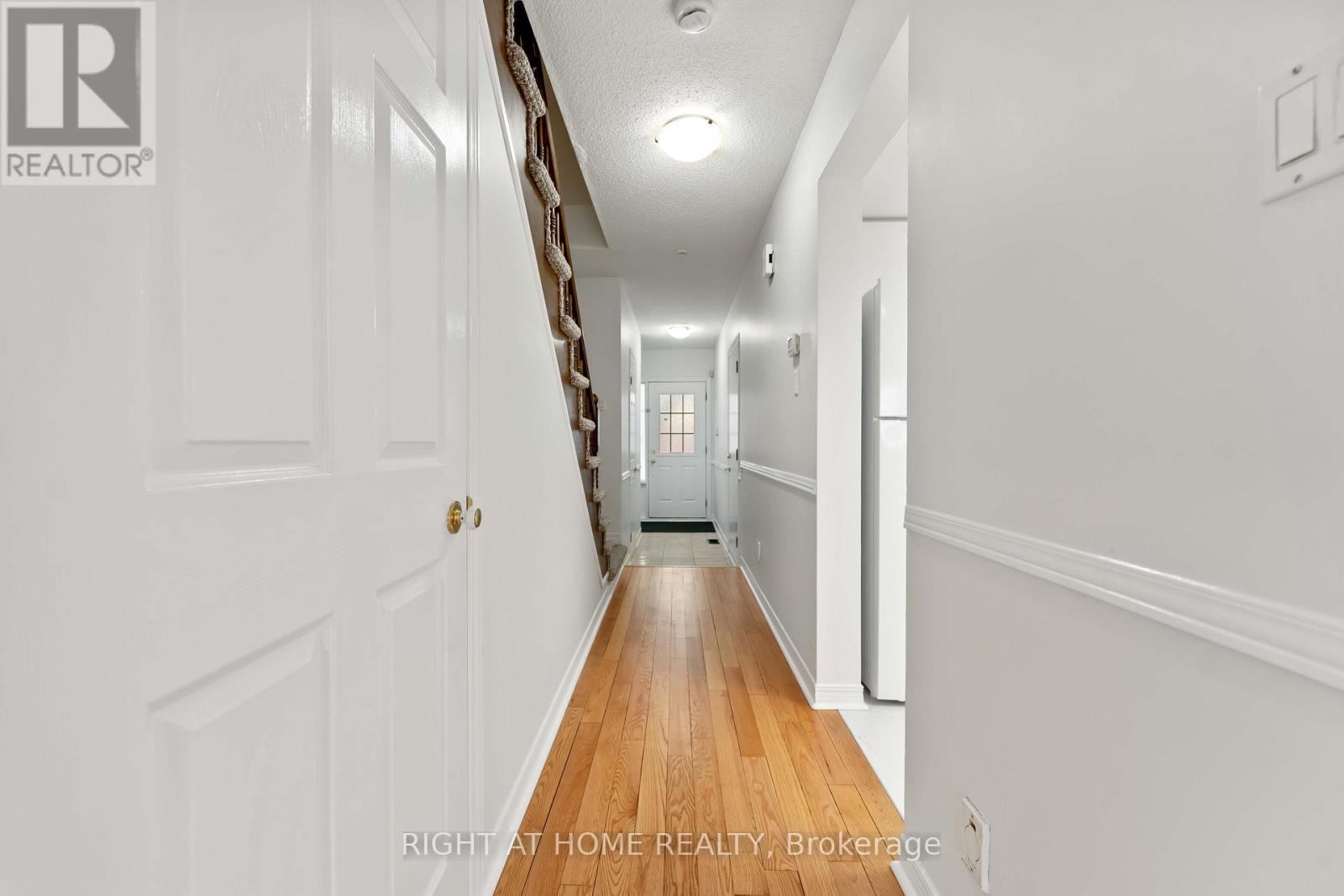 17 Locheland Crescent, Ottawa, Ontario  K2G 6H2 - Photo 2 - X12998534