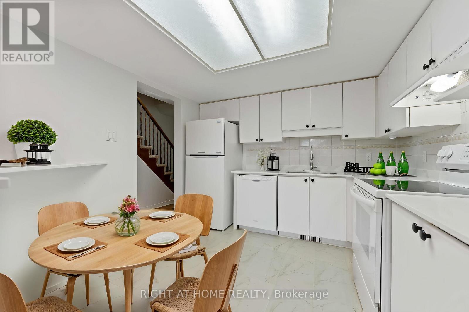 17 Locheland Crescent, Ottawa, Ontario  K2G 6H2 - Photo 4 - X12998534