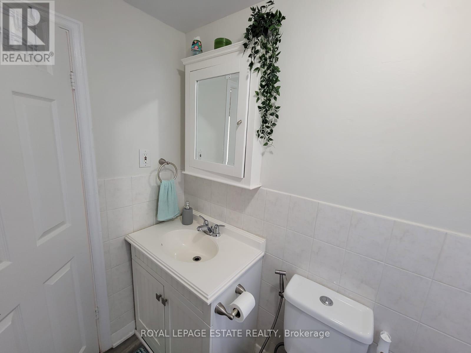 Upper - 13 Pinegrove Avenue, Toronto, Ontario  M1N 2G3 - Photo 10 - E12998522