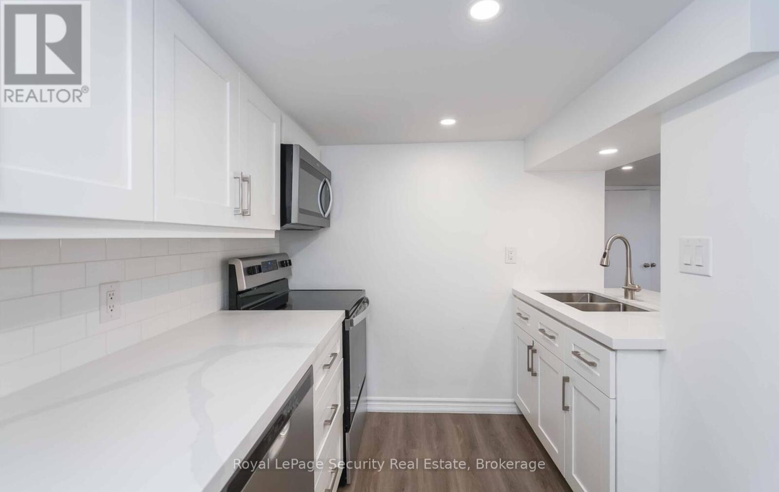 5 - 92 Twelfth Street, Toronto, Ontario  M8V 3H1 - Photo 13 - W12981848