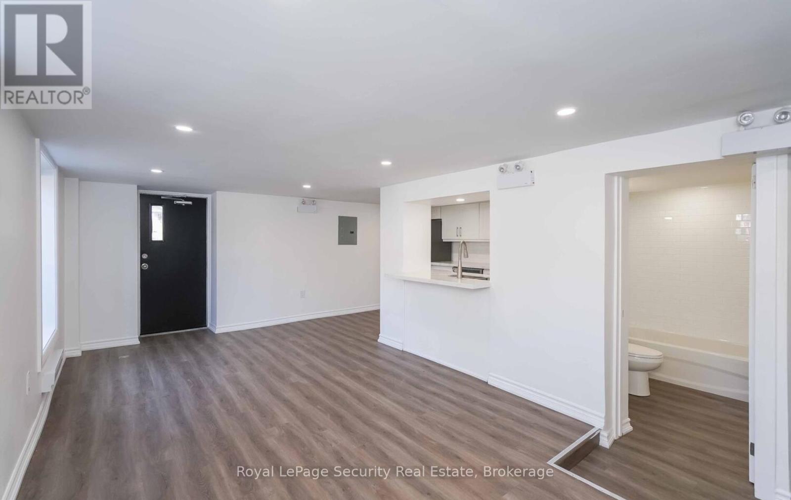 5 - 92 Twelfth Street, Toronto, Ontario  M8V 3H1 - Photo 8 - W12981848