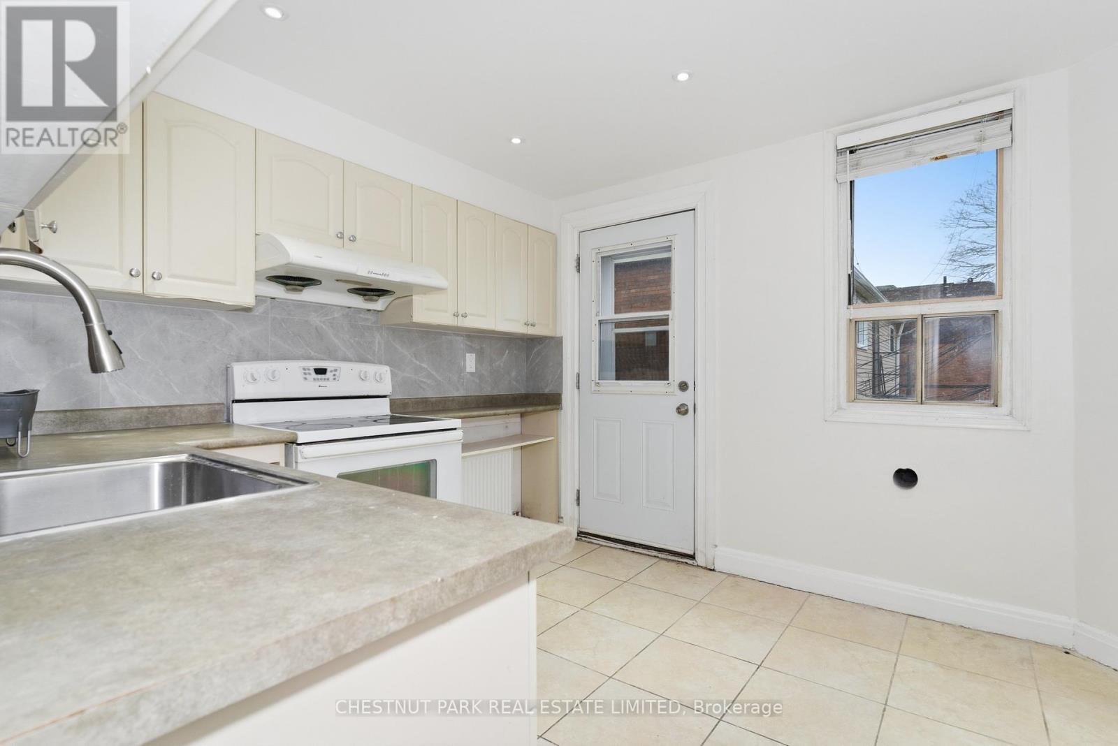 41 Roncesvalles Avenue, Toronto, Ontario M6R 2K4 - Photo 14 - W12998476