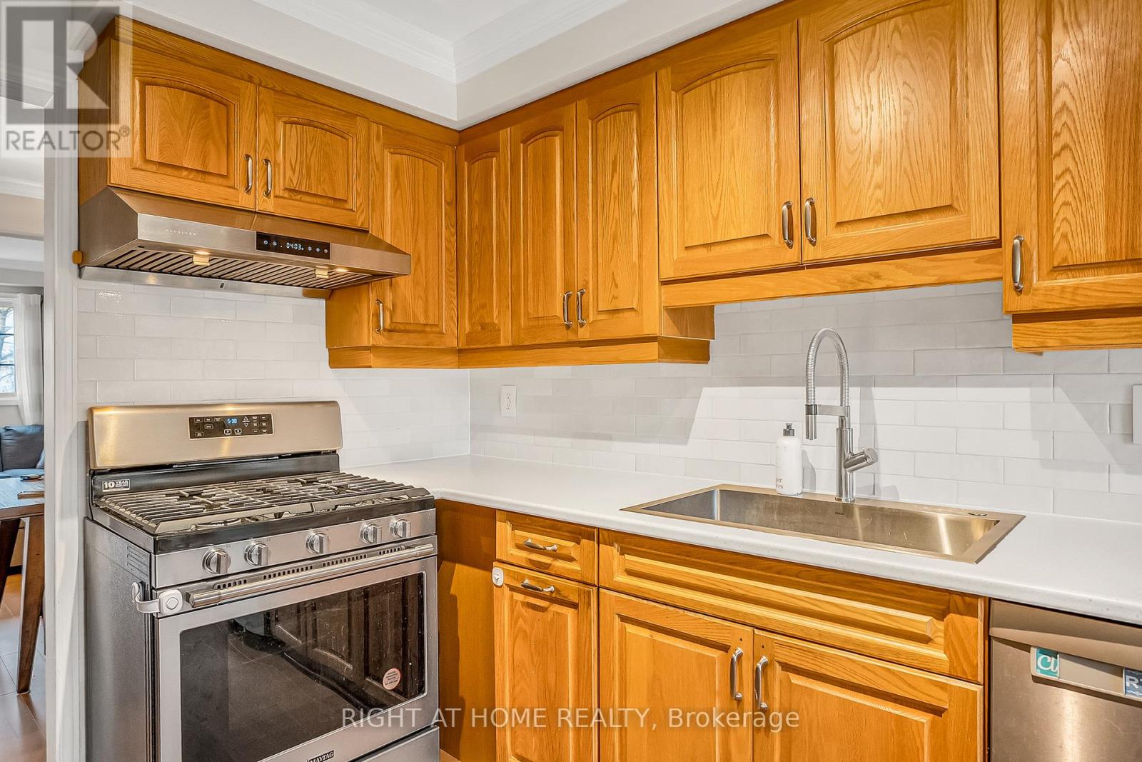 1205 Shagbark Crescent, Mississauga, Ontario  L5C 3N6 - Photo 19 - W12998520