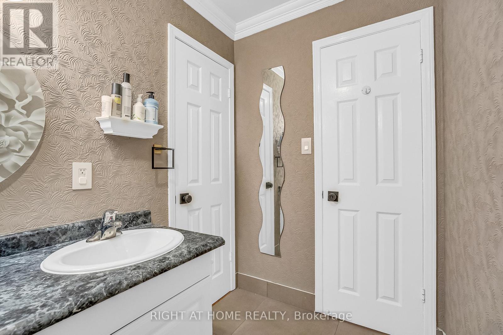 1205 Shagbark Crescent, Mississauga, Ontario  L5C 3N6 - Photo 35 - W12998520