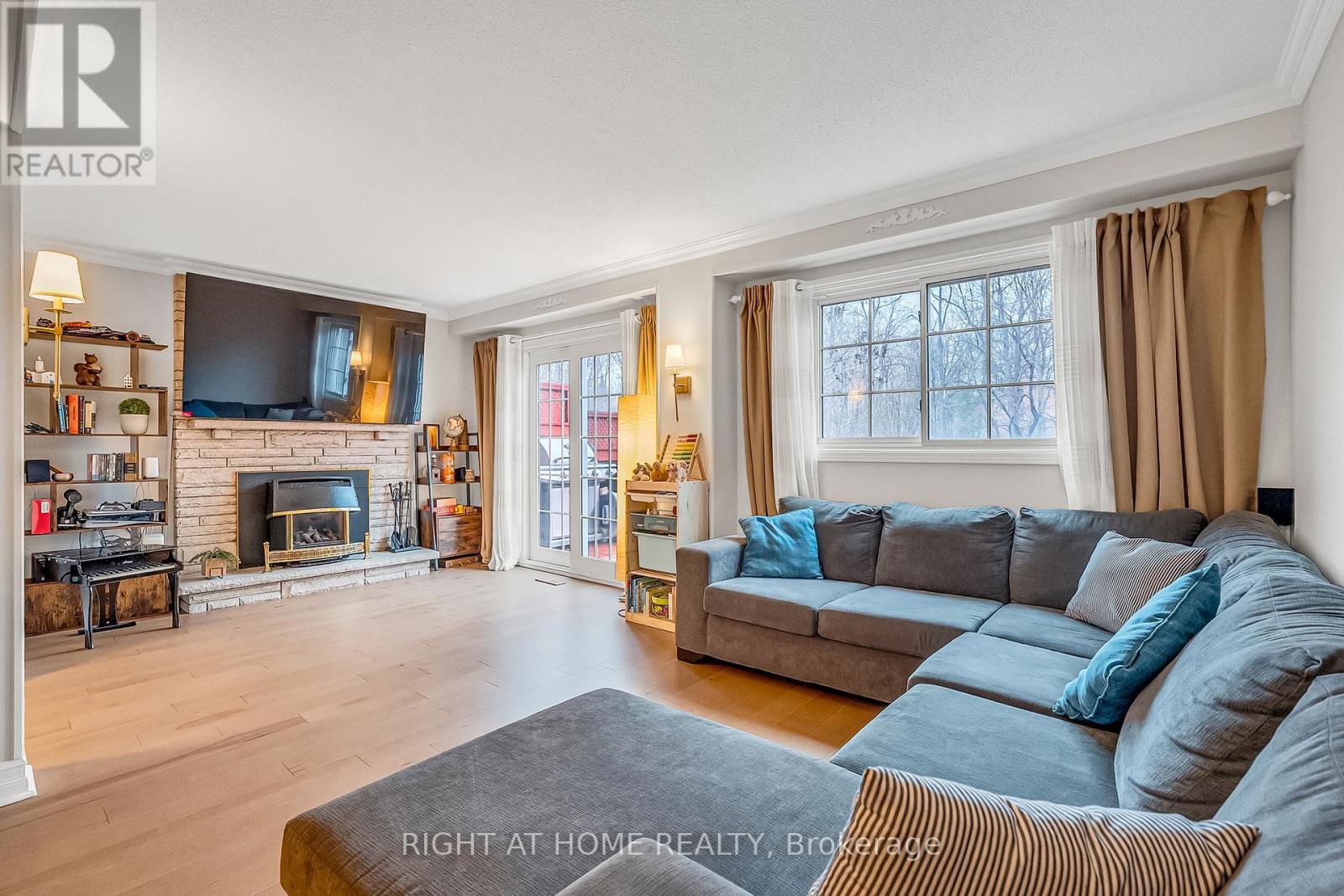 1205 Shagbark Crescent, Mississauga, Ontario  L5C 3N6 - Photo 6 - W12998520