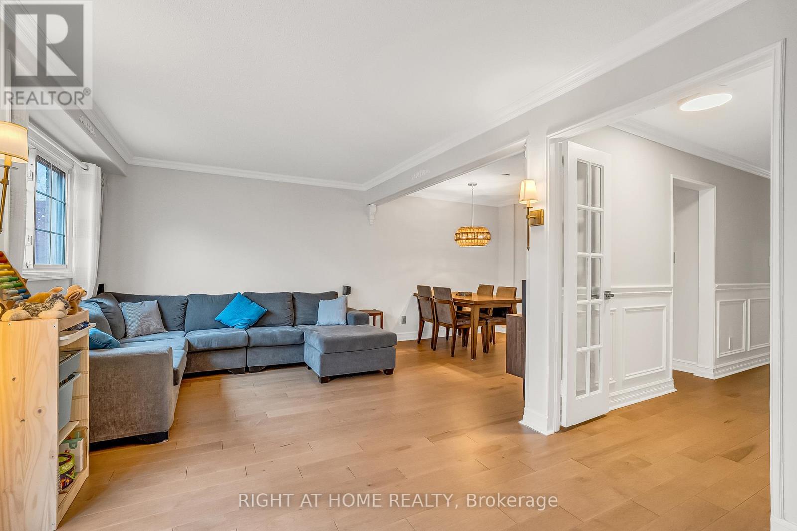 1205 Shagbark Crescent, Mississauga, Ontario  L5C 3N6 - Photo 9 - W12998520