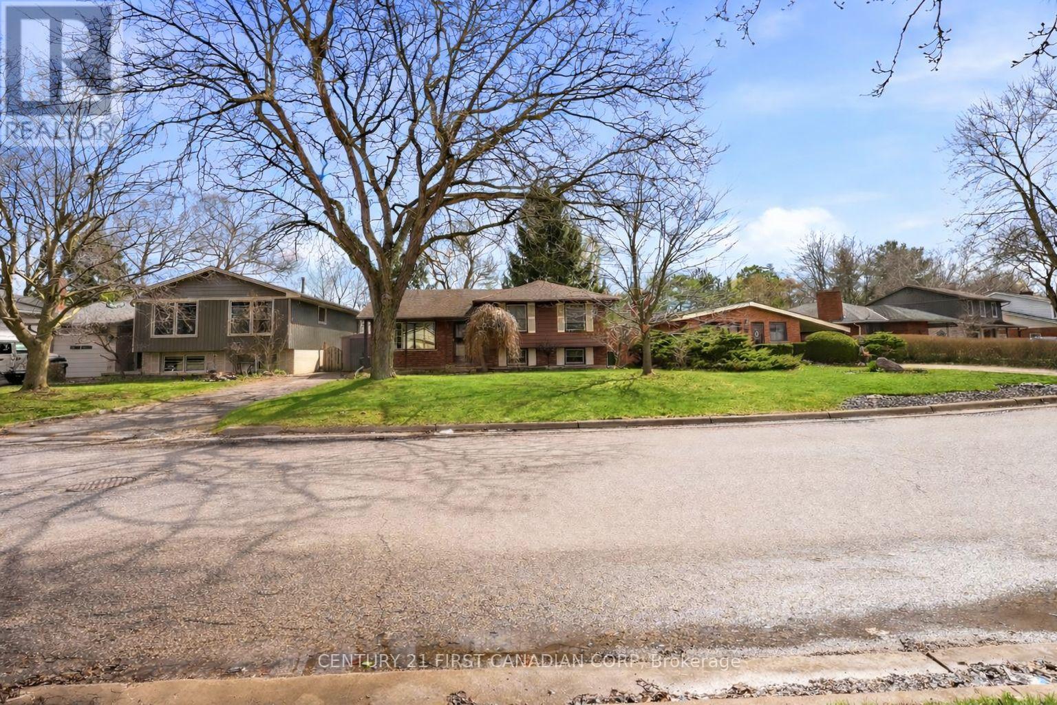 25 Glanworth Avenue, St. Thomas, Ontario  N5R 1E5 - Photo 2 - X12998610