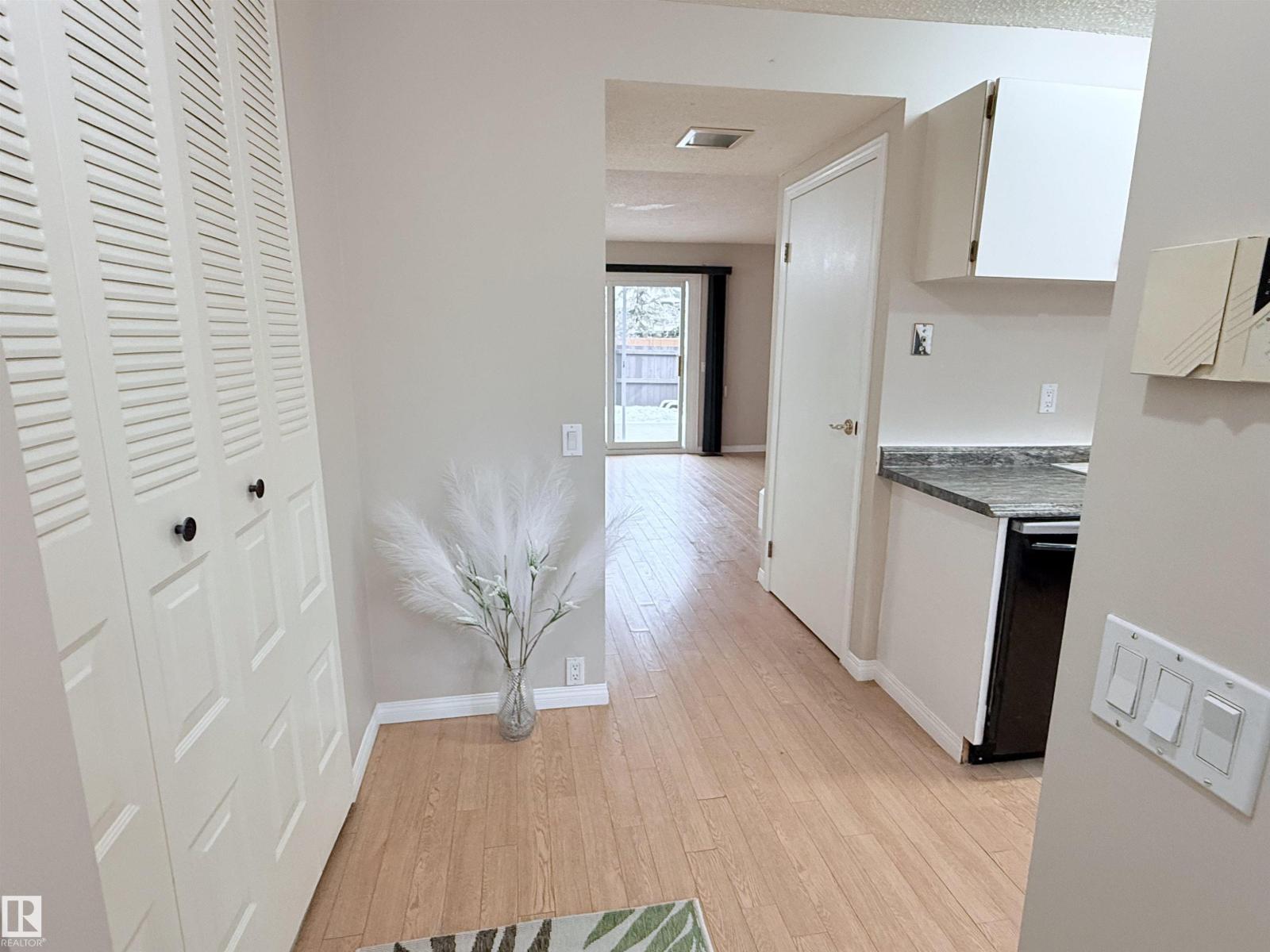 18118 93 Av Nw, Edmonton, Alberta  T5T 1Y1 - Photo 2 - E4482238